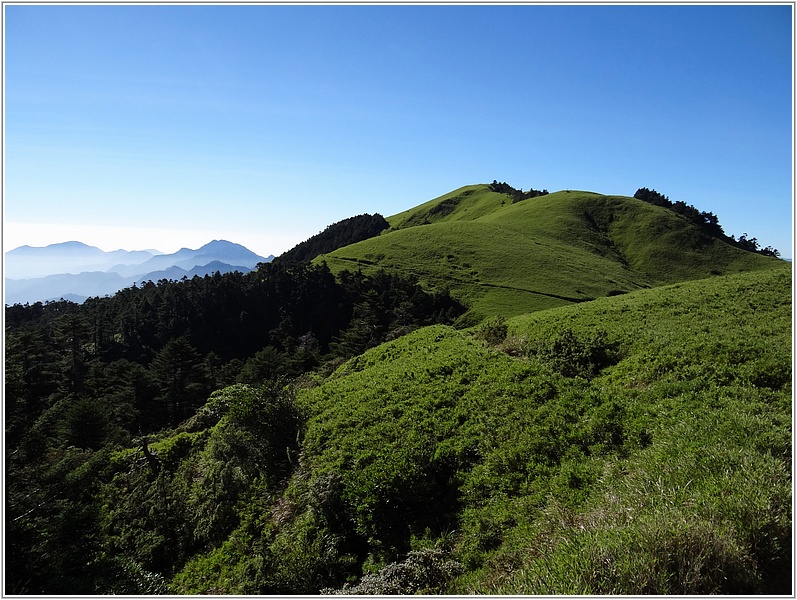 2014-09-29 08-23-37天池往南望南華山.JPG